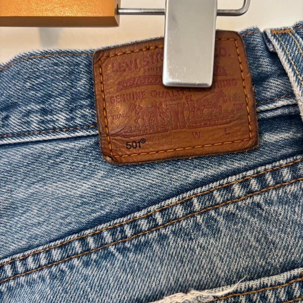 Levi’s 501 | 26 | Distressed Denim Cutoff Shorts High Rise Frayed Hem Light Wash - Picture 3 of 6